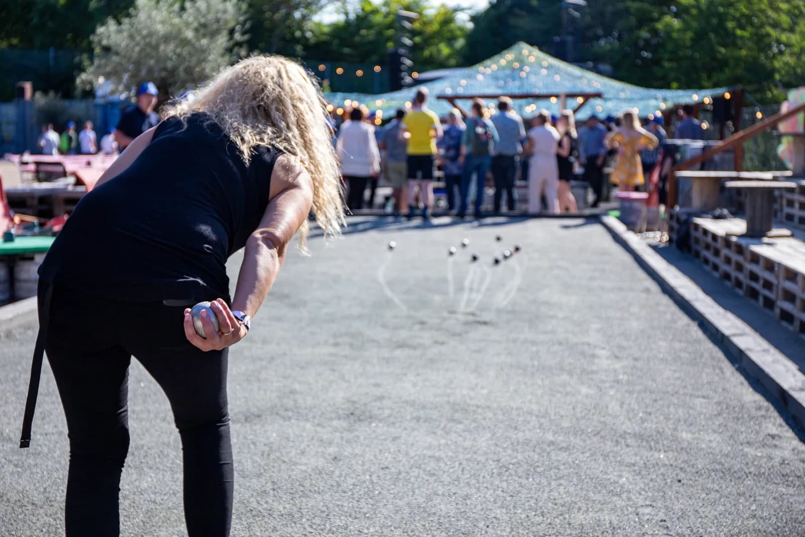 Kollegaer i gang med en udendørs holdaktivitet på en plads mellem bygninger